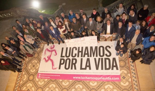 Entrega de los cheques a los equipos de investigación