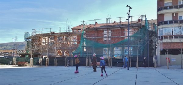 De las cuatro restantes una ya se ha licitado, la demolición de las antiguas escuelas