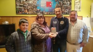 Ilse con su familia recibiendo el regalo.