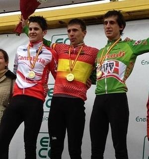 Kevin Suárez (izq) en el podium Sub23