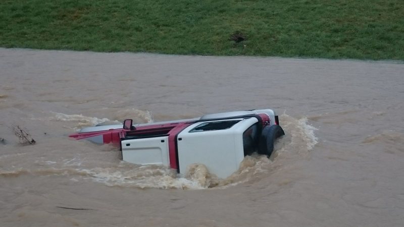 Vehículo siniestrado en el río Rebujas.
