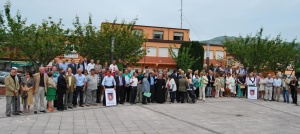 Foto de familia frente a la Casa de Cultura, antiguo Torres Quevedo