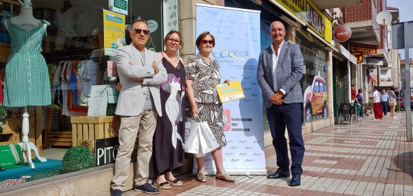 Momento de la entrega del talón de 600 €.