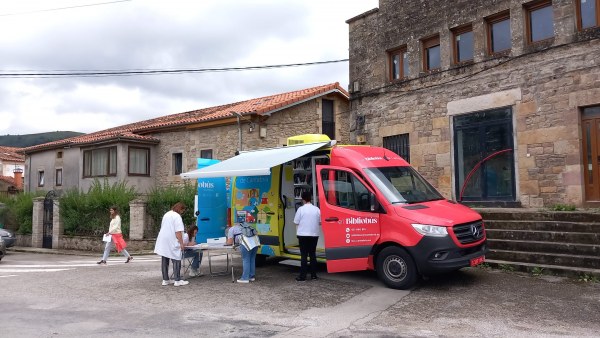 Bibliobús en Arenas de Iguña.