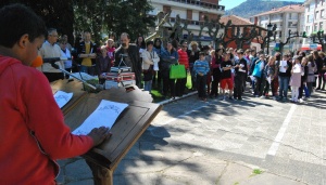 Alumnos, profedores y familia en La poesía en la calle
