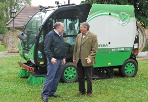Espinosa recibiendo la nueva barredora