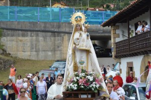 Numerosos devotos acompañaron en la procesión.