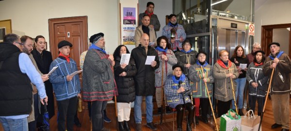 Ronda marcera cantando junto a miembros del gobierno local