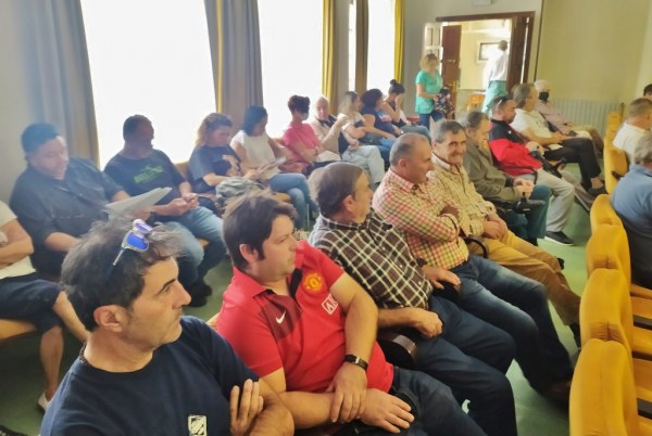 Salón de actos lleno para presenciar el pleno de Arenas