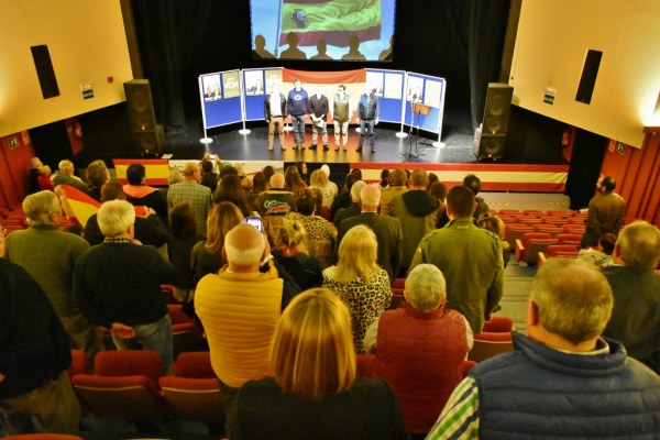 Acto de Vox en el Teatro Municipal de Los Corrales