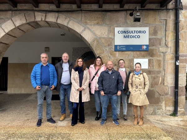 Alcaldes y concejales junto a Paula Fernández Viaña