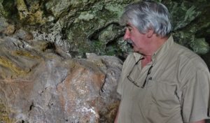 Ludovico Rodríguez ante uno de los grabados externos de Hornos de la Peña