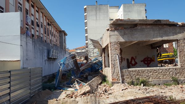 El andamio cayó sobre la pared de la terraza del edificio (a la izquierda)