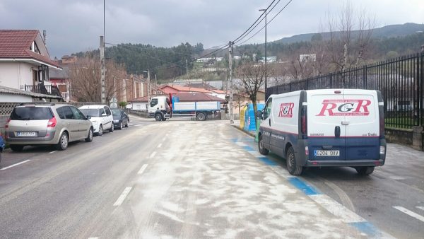Capa de arena esparcida sobre la calle Reyes Católicos.