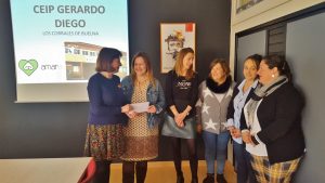 Entrega del cheque a la asociación Amara