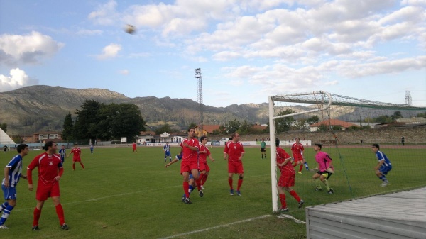 Jugada en el segundo tiempo del partido