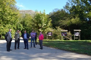 Visita del consejero y el alcalde a la falda del Dobra en Sovilla