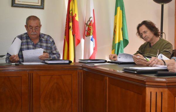 Agustín Saiz, a la izquierda, y Alberto Alcubilla en sesión plenaria