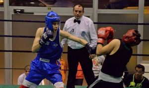 Ibáñez arbitrando un combate (Vendaje duro)