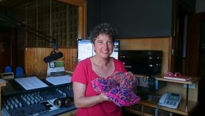 Agar Castillo muestra su regalo.