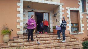 José Manuel, Lucía y sus  hijas han regresado a su casa
