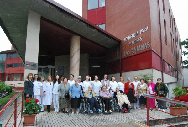 Personal y mayores de la residencia Las Anjanas