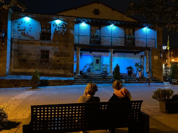 Fachada del Ayuntamiento de Cartes iluminada de color azul
