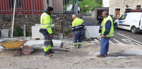 Obras de renovación de la red de agua en Somahoz