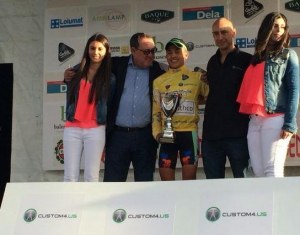  Gómez vestido de amarillo