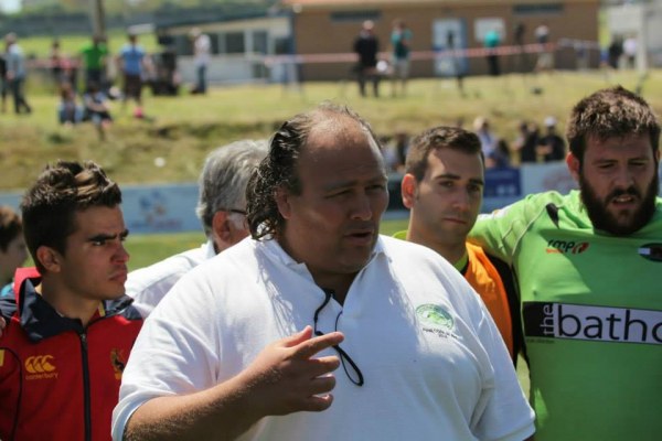  Mozimán dirigiéndose a sus jugadores