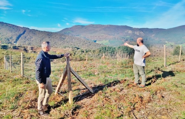 Javier Conde y Diego Benito en un terreno cercado