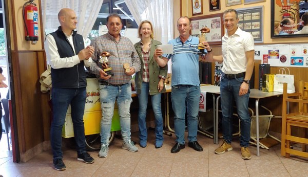 Varona y Félix, con el alcalde, la concejala y Salva, de radio Buelna.