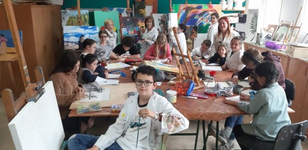 Alumnos y profesora en la Escuela Municial de Arte de Los Corrales