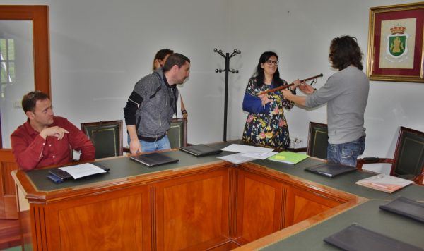Lorena Pérez con el bastón de mando