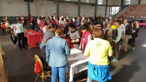 Largas colas en el complejo municipal de deportes para recoger las camisetas y dorsales