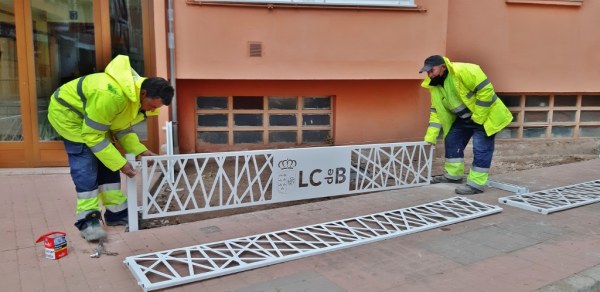 Nuevos parterres con el logo de Los Corrales