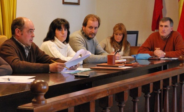 Pablo Gomez y Vicente Sanchez a cada lado de la mesa