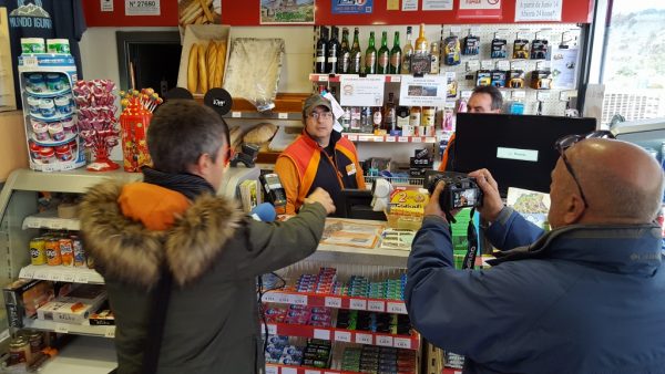 Pascual Balmori en la estación de servicio tras ser atracado a punta de pistola