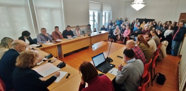 Salón de plenos lleno ante la disolución del convenio de la radio