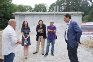 El consejero visitó con el alcalde el nuevo depósito de Sierra Elsa, en Cartes