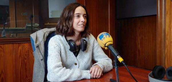 Isabel en los estudios de Radio Valle de Buelna.