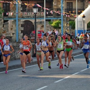 Paula González, en el centro, con el número 15