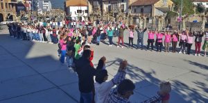 Lazada humana en la plaza de la Constitución