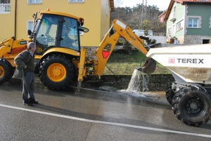 Serviliano González comprobando las obras en Nogalejas