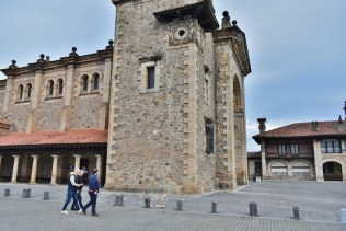 El viento se lleva por delante un reloj de la iglesia de Los Corrales