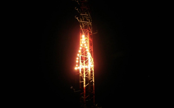 Instalación del alumbrado de Navidad en Pico Gedo