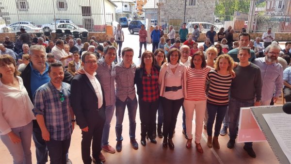 Alcaldes junto a Cristina Narbona y Mari Luz Martínez