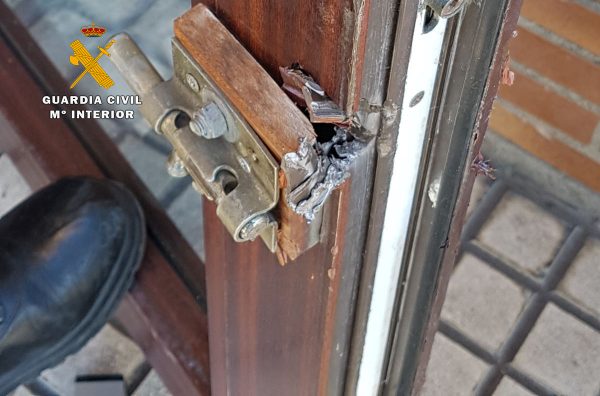 La puerta de los bares de Villaescusa había sido forzada