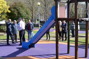 El consejero ha avanzado la intención de la Consejería de estudiar la construcción de una pasarela peatonal sobre el río Los Llares