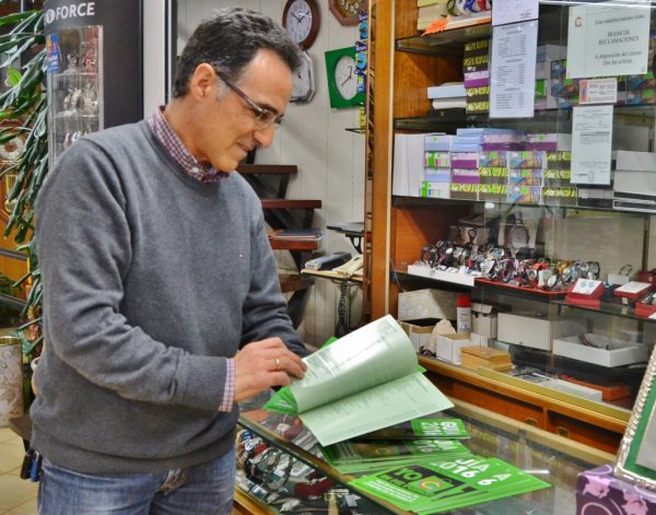 Salvador Victorino con la nueva guía